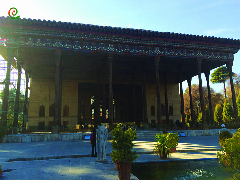 عمارت کاخ چهلستون اصفهان و علت نامگذاری کاخ چهل ستون از جمله جاذبه های گردشگری استان اصفهان است